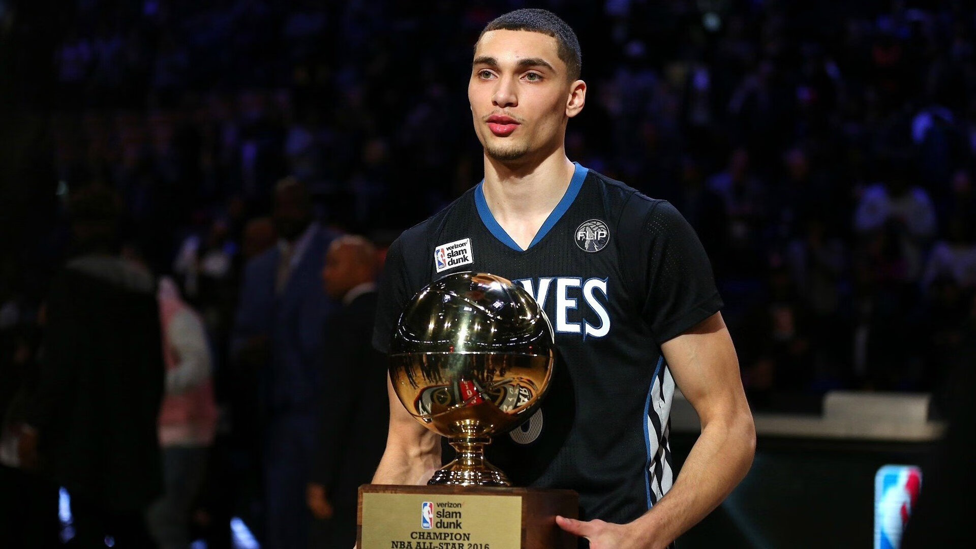 Uzi重要时刻比赛局势复杂,快船带队取胜!全场沸腾不已